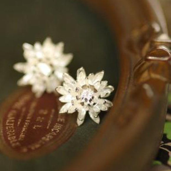 Alex Monroe Chrysanthemum Flower Stud Earrings - Picture 8 of 8